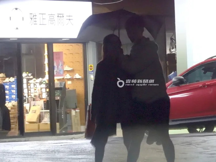 結束運動後，183男貼心替王乃伃撐著傘。特勤中心攝