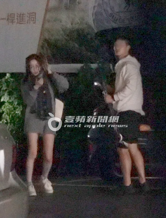 抵达深坑高尔夫球练习场，王乃伃率先下车。特勤中心摄