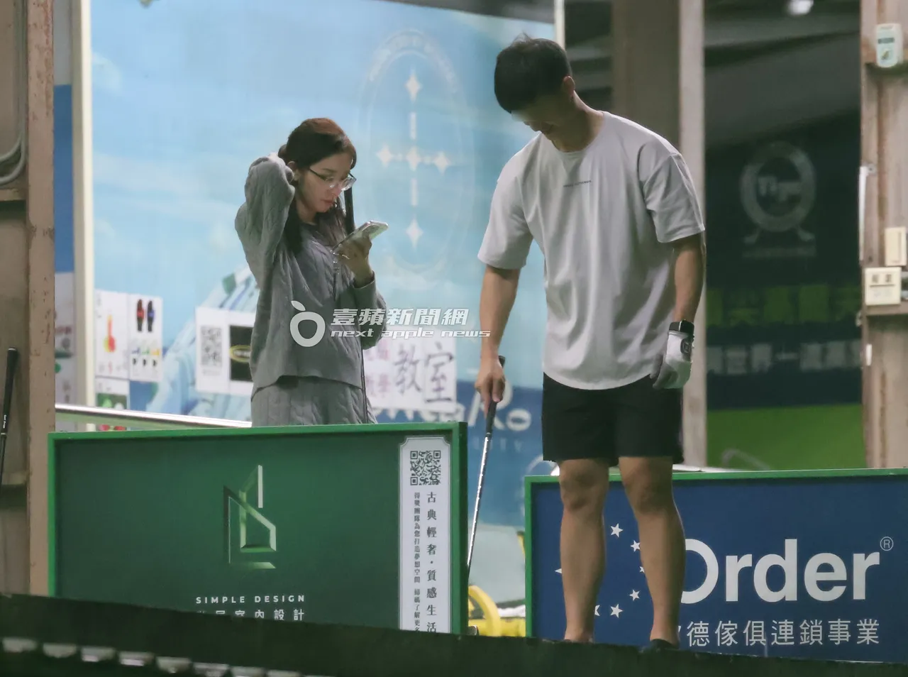 有王乃伃在一旁用手机拍照，183男十分开心。特勤中心摄