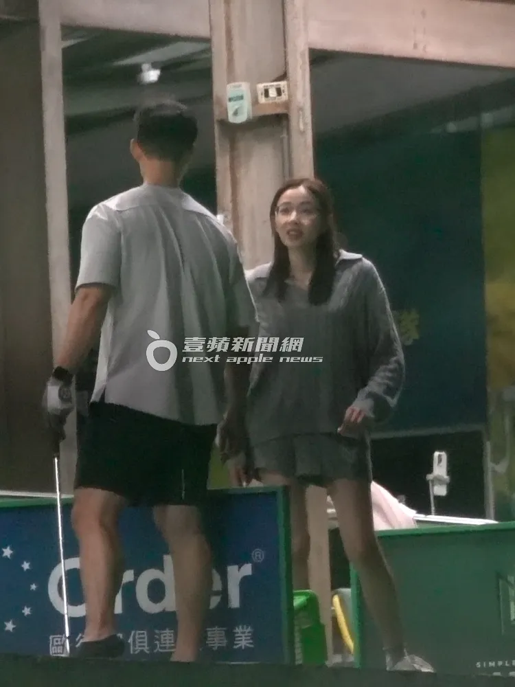 王乃伃（右）與183男在球場練習揮桿。特勤中心攝