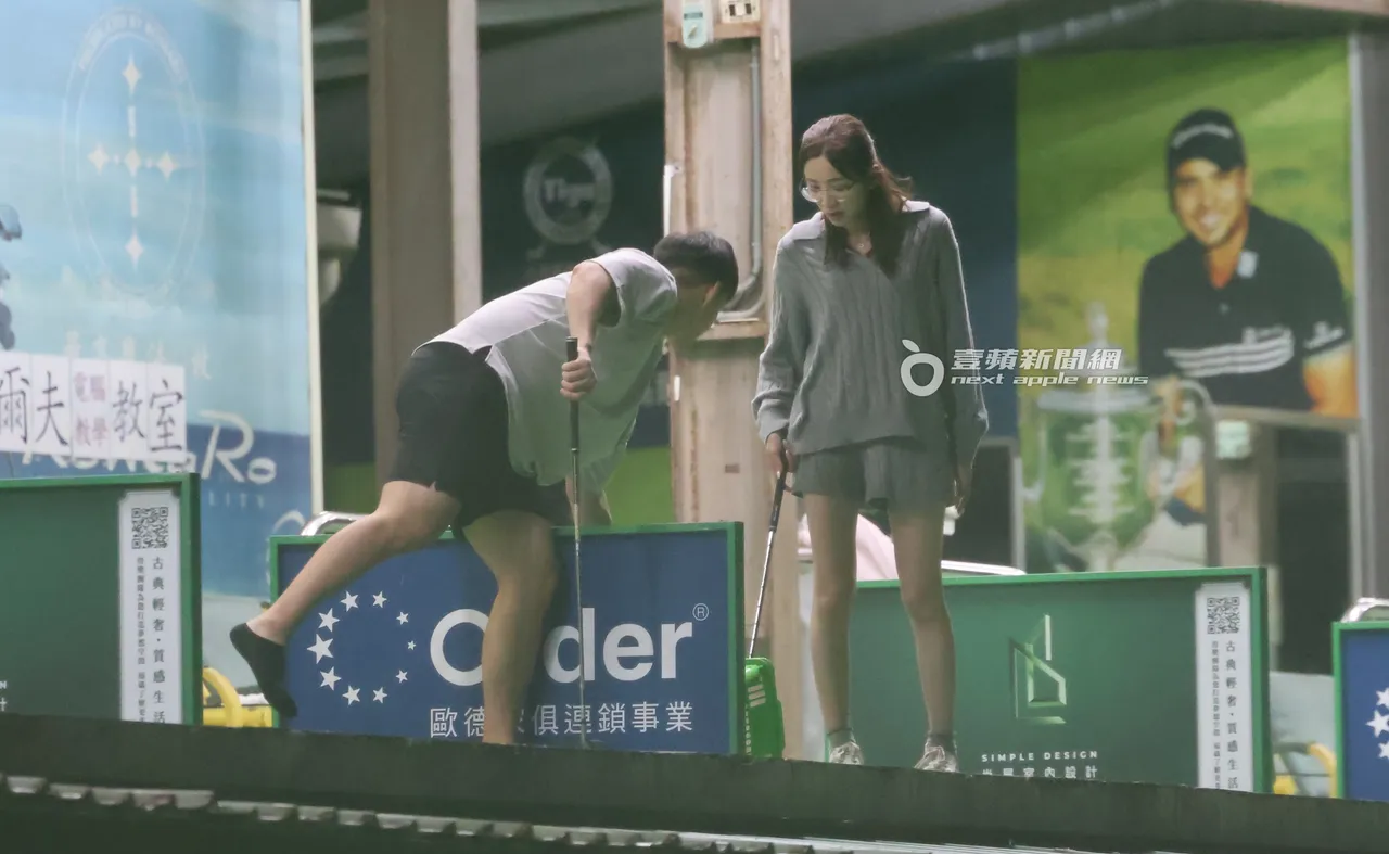 183男也細心彎腰指點王乃伃揮桿動作細節。特勤中心攝