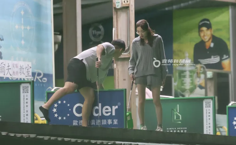 183男也細心彎腰指點王乃伃揮桿動作細節。特勤中心攝