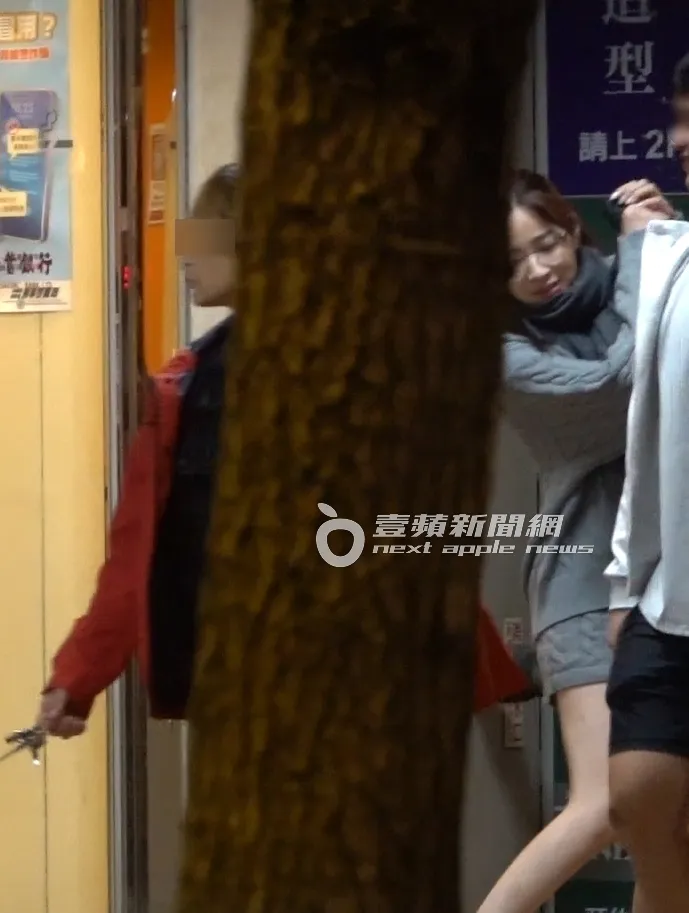 走在騎樓，王乃伃突然做起揮桿動作，看似十分期待接下來的行程。特勤中心攝