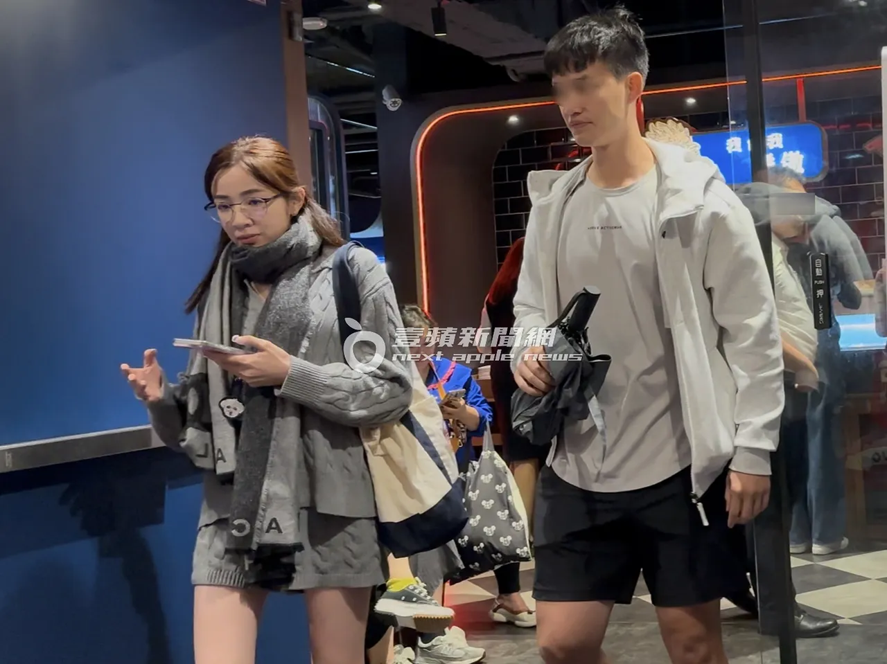 主播王乃伃与183男吃完两小时火锅后准备离去。特勤中心摄