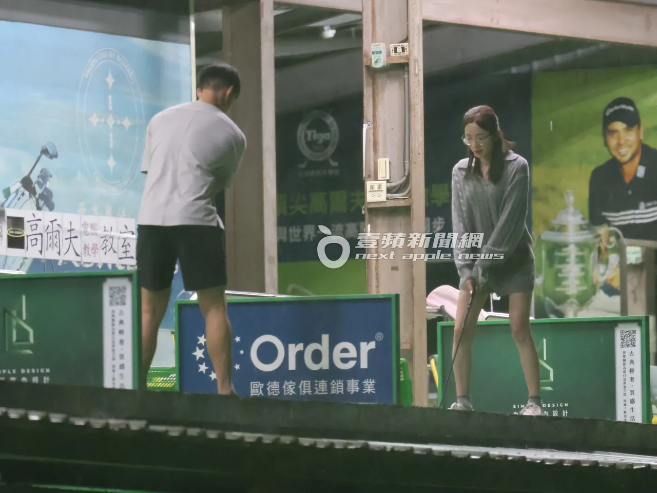 兩人面對面教學揮桿動作，王乃伃相當認真學習。特勤中心攝