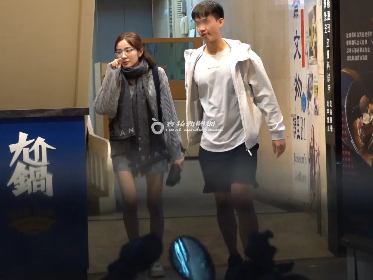 吃饱喝足后两人一起去取车。特勤中心摄