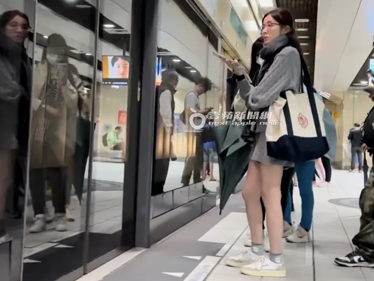 王乃伃獨自一人轉搭捷運。特勤中心攝