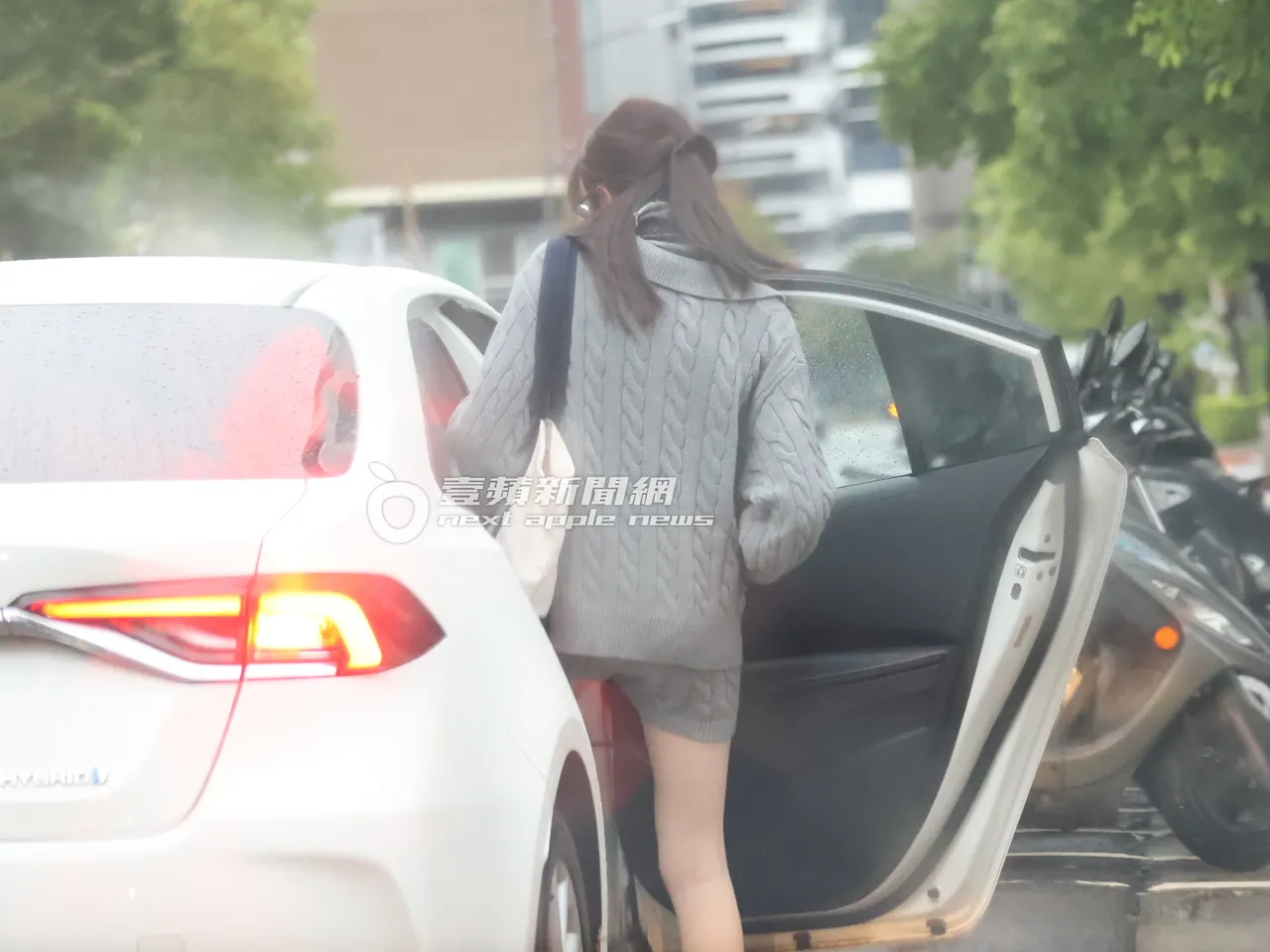 主播王乃伃下班後快速坐上多元化計程車離開。特勤中心攝