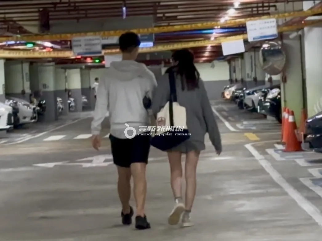 兩人來到停車場牽車。特勤中心攝