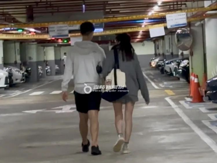 兩人來到停車場牽車。特勤中心攝