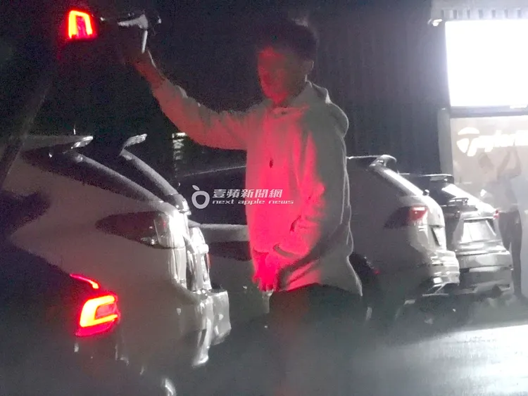 183男將球具放置後車廂，準備上車。特勤中心攝