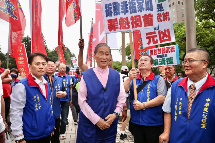 中华统一促进党总裁「白狼」张安乐(中)涉政治献金案无罪，但他的儿子张玮因掏空公司判刑定谳潜逃遭通缉，儿媳王姝茵另涉违反银行法部分一度判无罪，今高院更审再改判1年7月。资料照片。彭欣伟摄