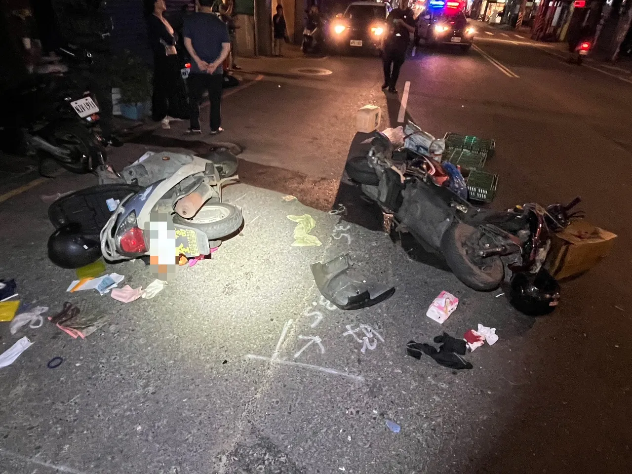 2车撞击后倒地。翻摄画面