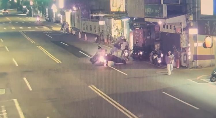 驚悚影像！新店74歲騎士「切西瓜」跨雙黃線遭撞　顱內出血送醫