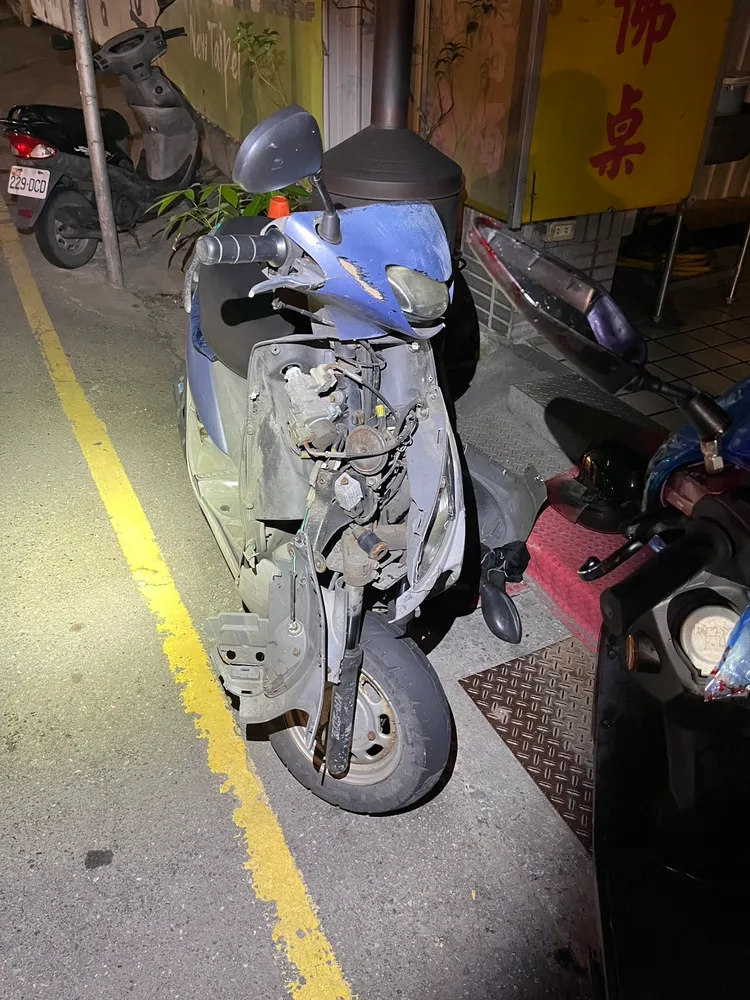 機車嚴重毀損。翻攝畫面