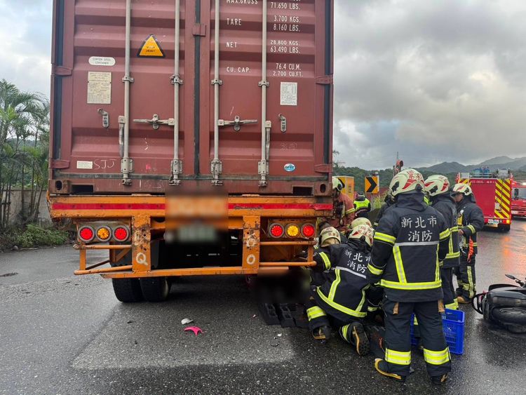 瑞芳嚴重車禍！男騎士受困貨櫃車底　命危搶救中