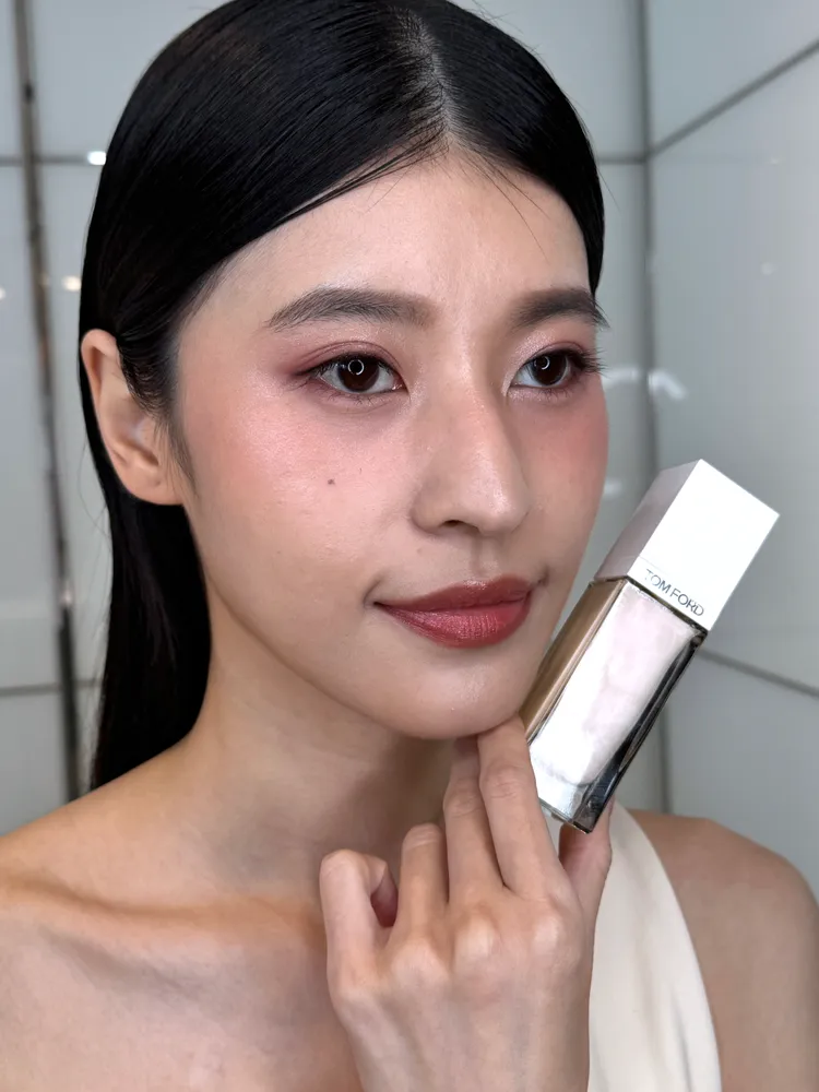 TOM FORD太陽親吻限量妝前亮澤提亮露，4100元。張家玲攝