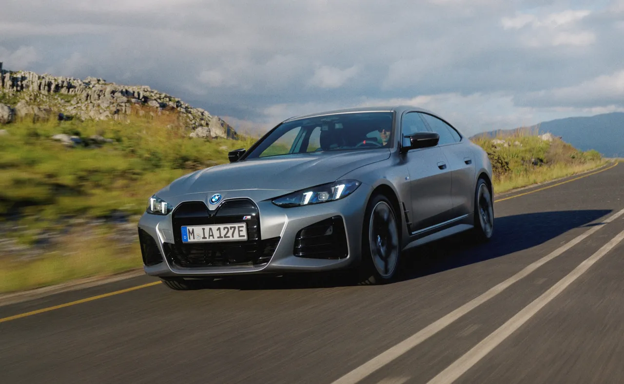  i4 eDrive40拥有340匹的最大马力输出、430牛顿米的最大扭力，0到100kmh加速仅需5.6秒，最高续航里程提升至613公里；性能旗舰i4 M60 xDrive最高续航里程提升至551公里、最大马力提升至601匹，搭配高达795牛顿米的强劲扭力，0到100kmh加速缩短至3.7秒即可完成。原厂照片