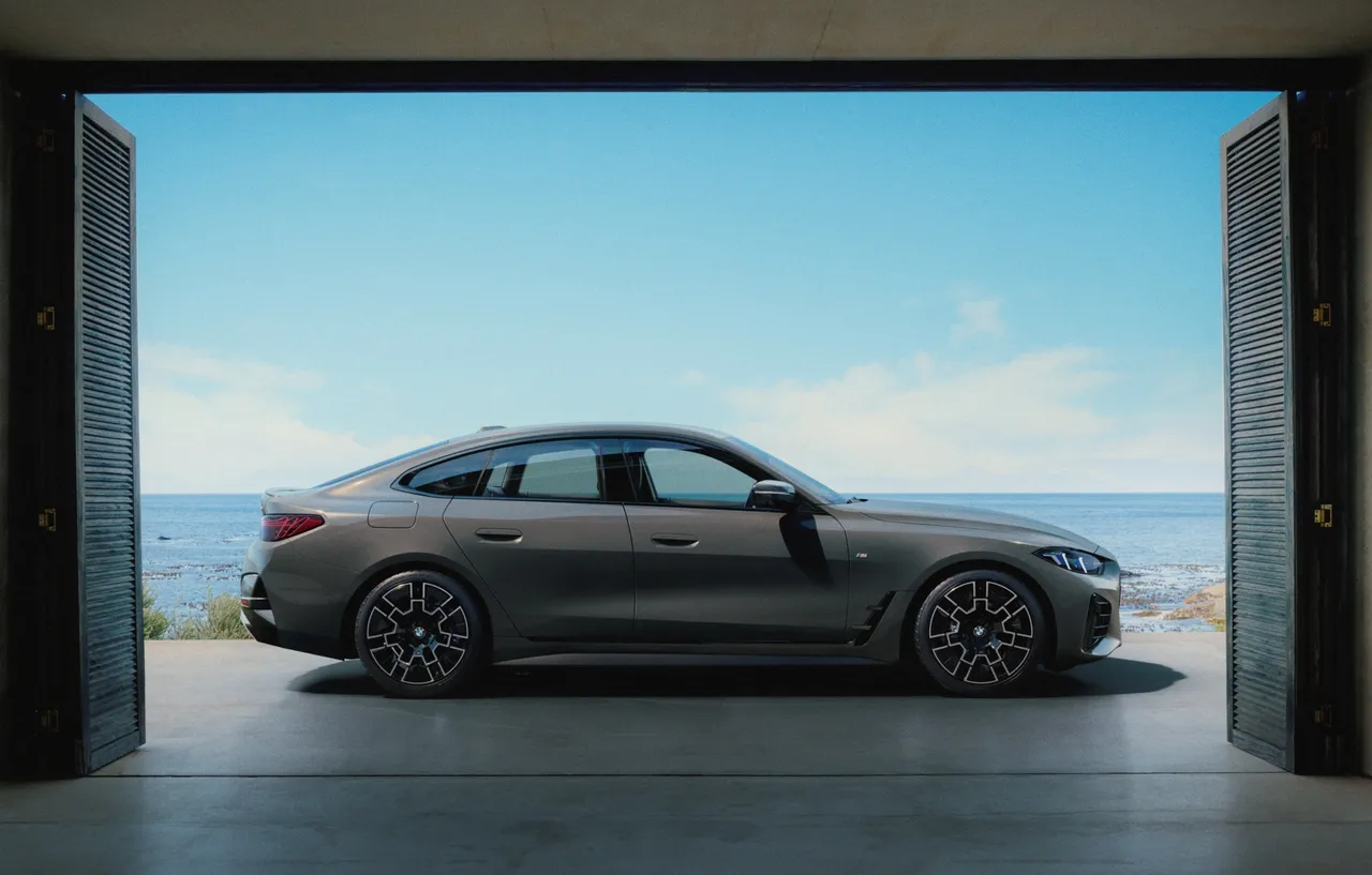 全新BMW i4车侧整合无窗框设计、平整化车门把手与优美的斜背曲线，勾勒出流畅动感的轿跑姿态。原厂照片