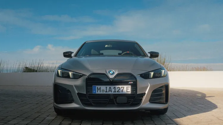 全新BMW i4承襲優雅與運動感兼具的設計語彙，展現純電時代的跑格美學。車頭搭載立體造型的3D雙腎型水箱護罩與四眼造型日行燈，突顯鮮明的BMW家族辨識度。原廠照片