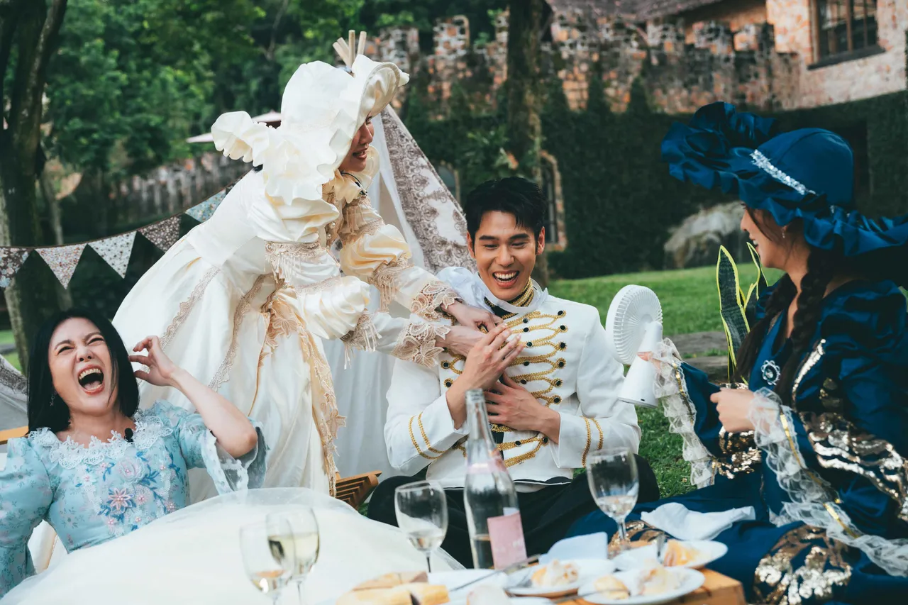 苗可丽（左起）强逼周予天解扣，花花饥渴喊：「很久没看到男人肉体了。」东森综合台提供