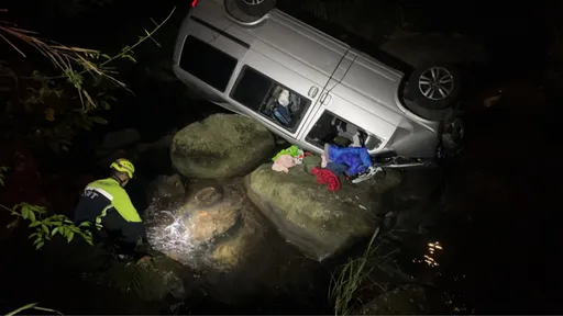 厢型车撞破桥墩坠溪谷！1家4口受困　竹县消防人员抢救脱困送医