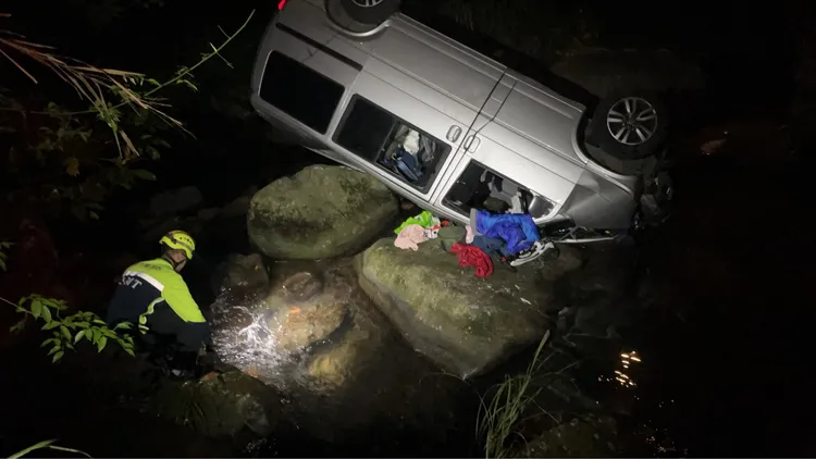 廂型車撞破橋墩墜溪谷。新竹縣消防局提供