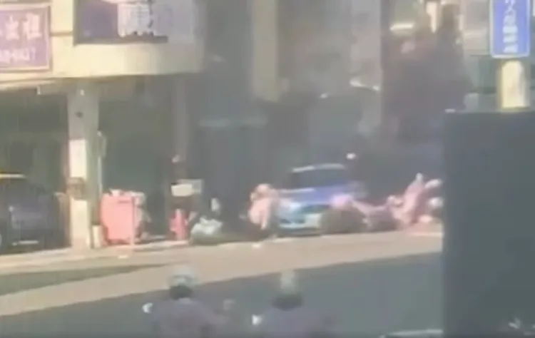 老翁驾车撞倒5名机车骑士。图、影取自记者爆料网