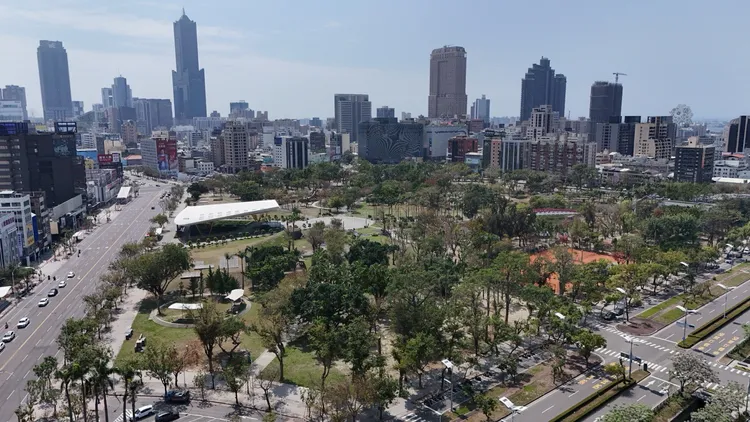 中央公園周邊地價不斷上漲，甚至出現單坪315萬元高雄最高地價，若以該價格估算，未來區段房價可能6-7字頭。葉家銘攝