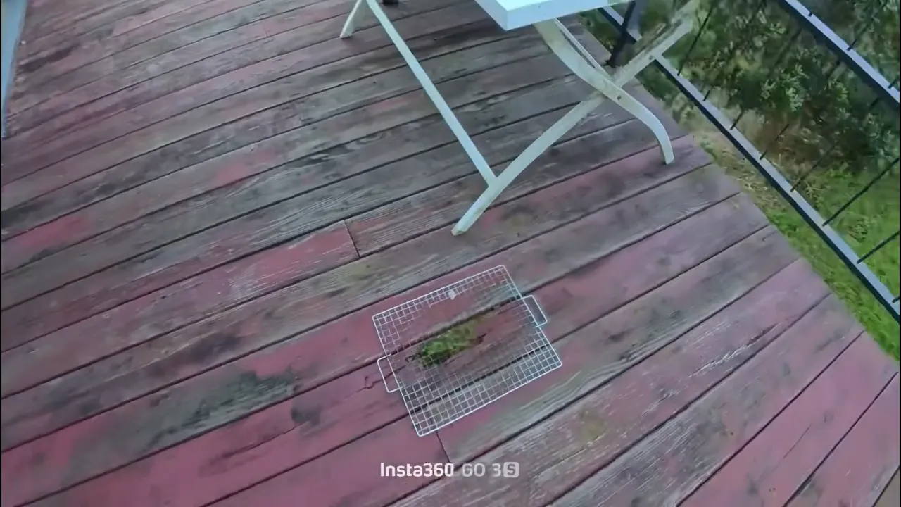 营区外高空平台木造地板破洞用烤肉铁网挡著。翻摄当事人Threads