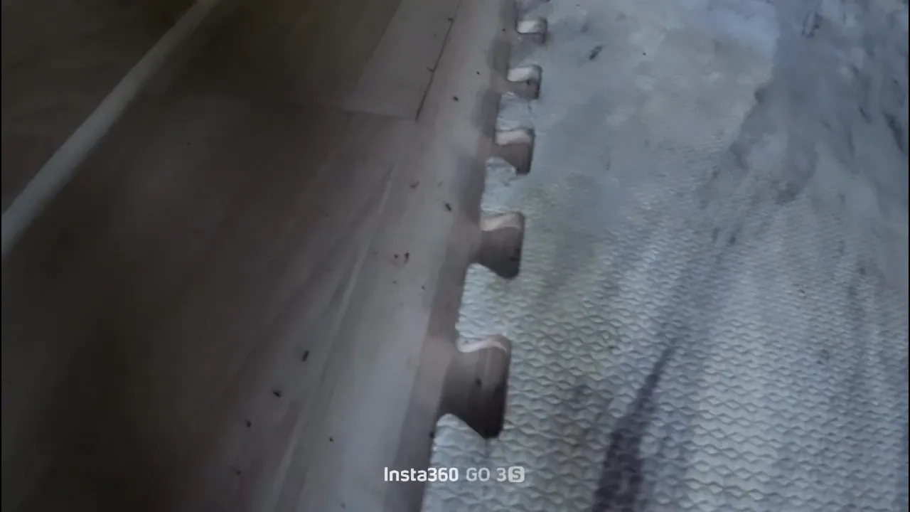 露营房车内满地虫子和黑屑。翻摄当事人Threads