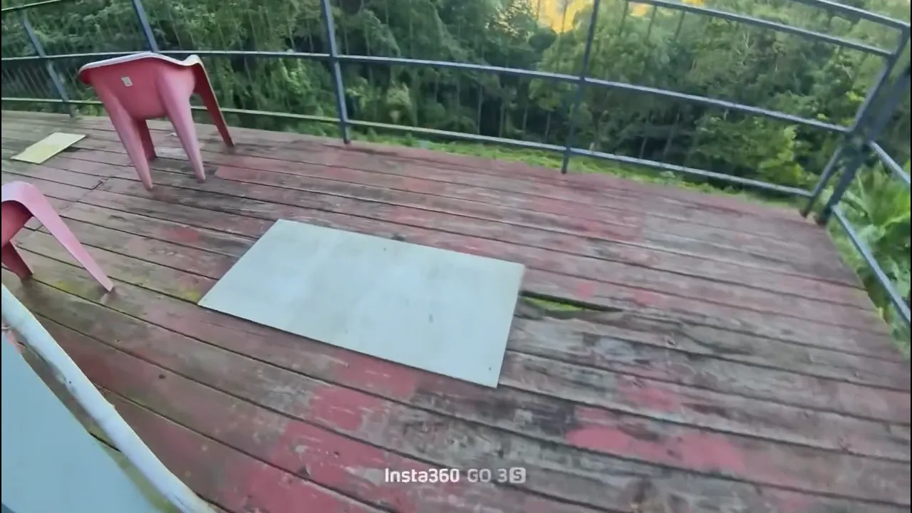 营区外高空平台木造地板一堆破洞、相当危险。翻摄当事人Threads