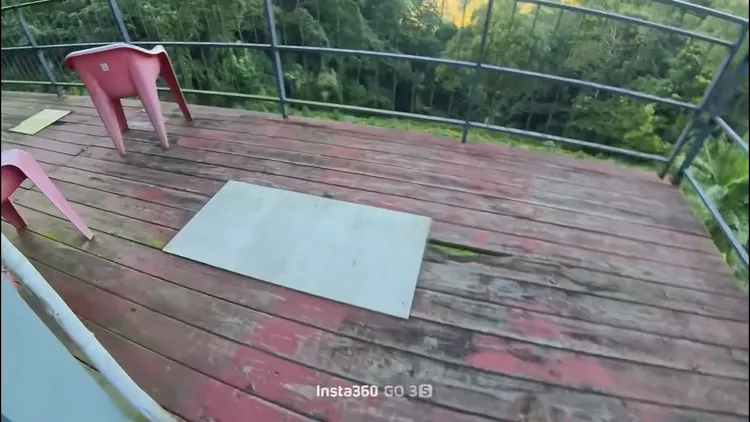 營區外高空平台木造地板一堆破洞、相當危險。翻攝當事人Threads