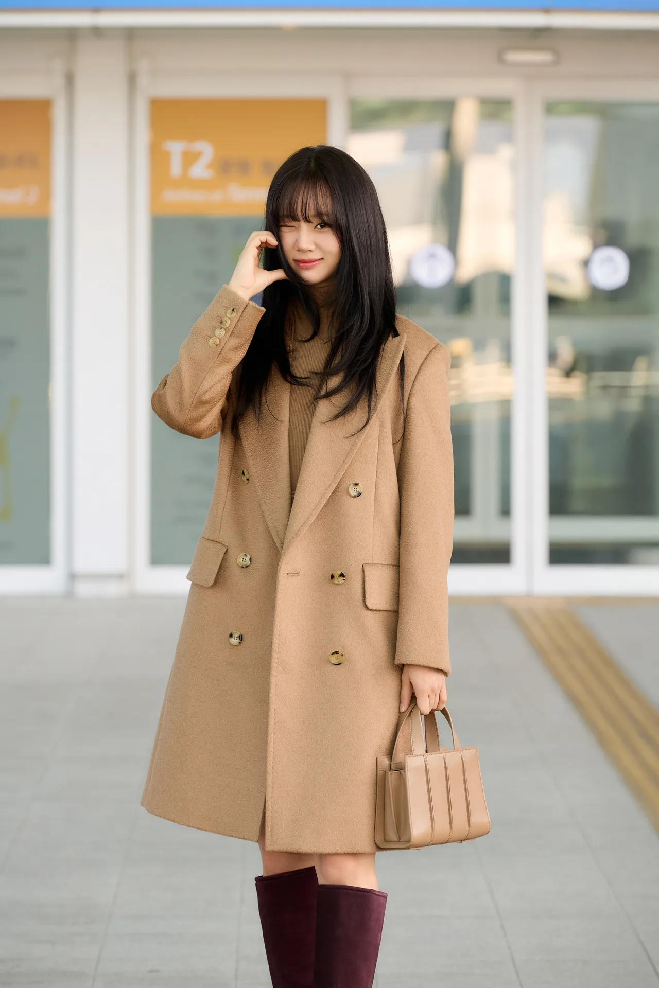 惠利对著镜头眨眼比脸颊爱心。品牌提供