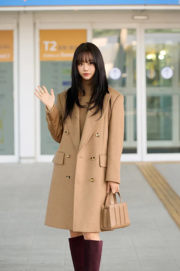 惠利以Max Mara駝色Olimpia Coat大衣搭配Whitney Bag手提包。品牌提供