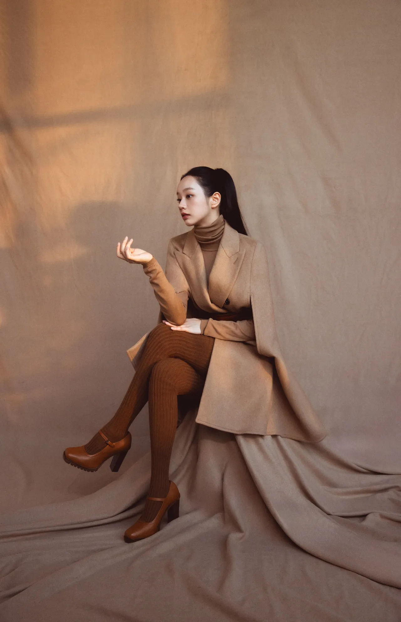 惠利日前就抢先拍摄Max Mara经典大衣形象照。品牌提供