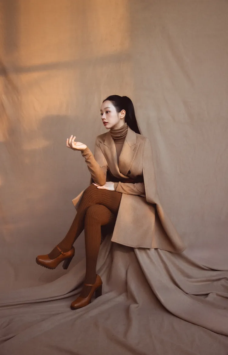 惠利日前就搶先拍攝Max Mara經典大衣形象照。品牌提供