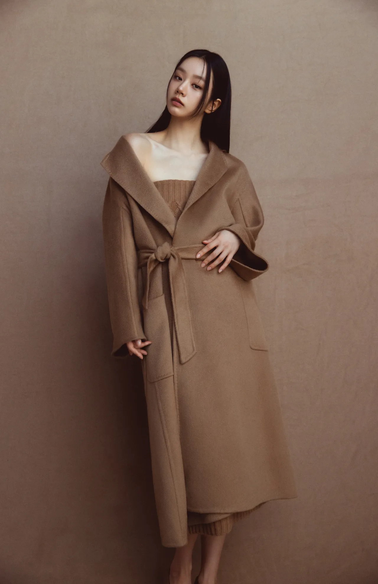 惠利日前就抢先拍摄Max Mara经典大衣形象照。品牌提供