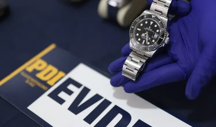 FBI展示起出的基努李維名錶。翻攝FBI