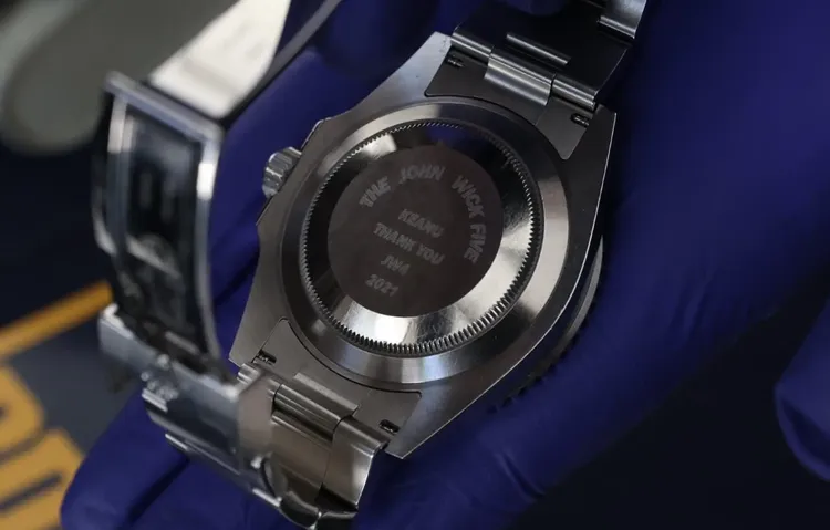 基努李維為電影「捍衛任務」特別訂製，刻上紀念字樣，送給特技演員的勞力士手錶。翻攝FBI