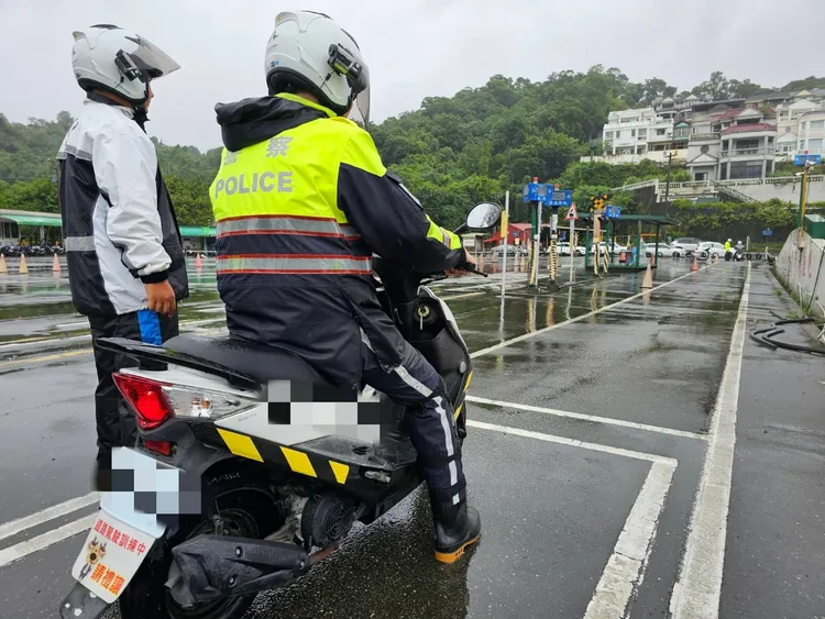 汐止分局教育訓練，強化新進員警騎車安全。翻攝畫面