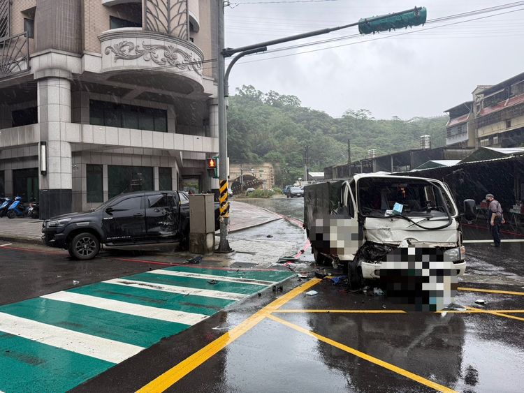 疑煞車失靈!基隆小貨車失控猛撞皮卡 衝上人行道驚嚇路人