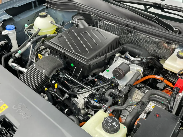 Ford Territory動力系統導入專屬的「1.5T Per4mance Hybrid四電驅渦輪油電系統」，能輸出綜效最大馬力245ps/扭力55.6kgm的動力輸出，同時更具備20.0km/L最佳平均油耗。林浩昇攝