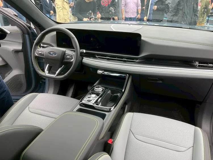 Ford Territory 1.5T Per4mance Hybrid油電旗艦車型車內採雙12.3吋懸浮數位螢幕，並配備雙前座通風電動座椅、寰宇全景電動天窗等。周奕豪攝