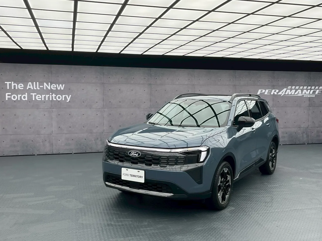 Ford Territory採用「Bold Energetic」設計語彙，融合Ford家族經典硬派自信設計元素。現場展示為「Vapor Blue Metallic 蒼穹藍」車色。林浩昇攝