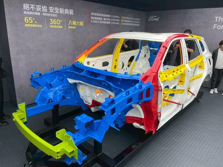 Ford Territory全車採用超過65%超高強度鋼材，最高達1,500MPa高強度硼鋼，搭配「八橫六縱」鋼骨工藝與360°環形結構，築起堅實安全堡壘。周奕豪攝