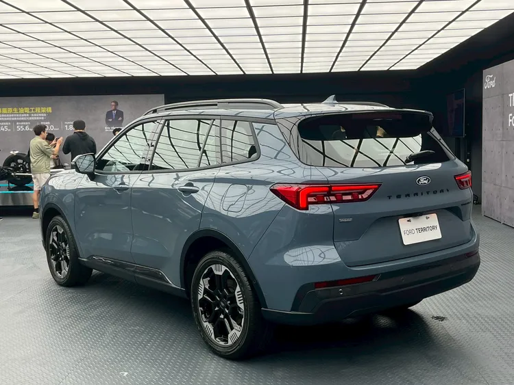 Ford Territory採用源自於Mustang的經典三柱式流光序列尾燈，展現獨特科技氛圍。林浩昇攝