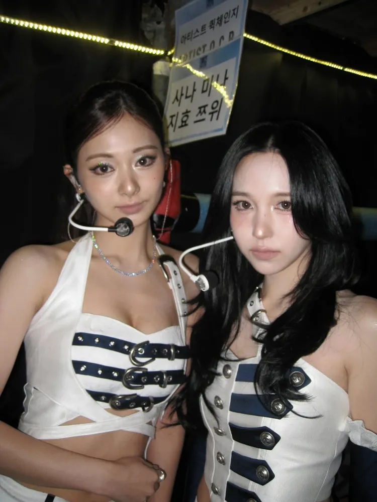 周子瑜（左）和MINA趁空檔合照。翻攝周子瑜IG