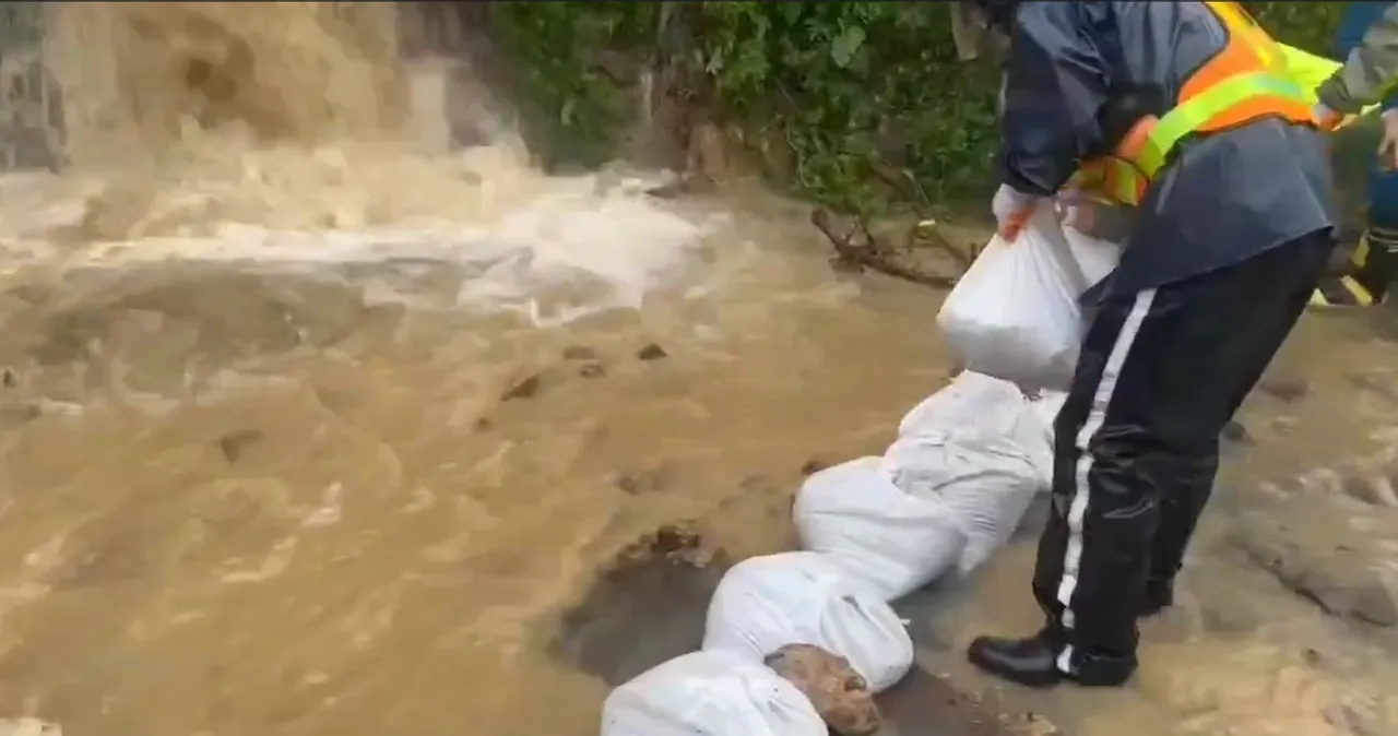 调和街马路上涌现大量泥水。翻摄照片