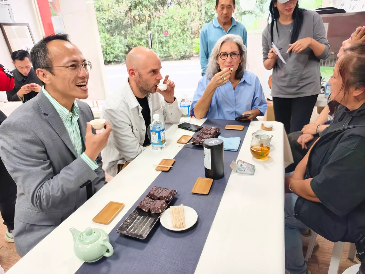 两位评审在「六龟山茶故事馆」与在地茶农、茶厂进行品茶交流。翻摄画面